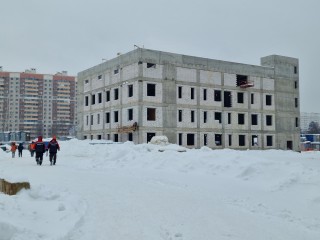 И в снегопад, и в праздники: в строящейся больнице в Ольгино приступили к утеплению корпусов