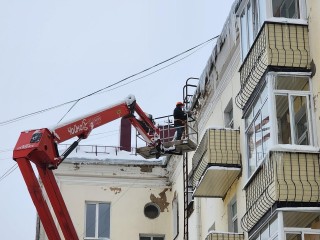 В Клину начали очистку крыш от наледи и сосулек с помощью автовышки