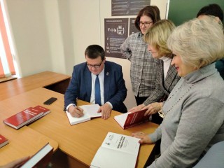 Андрей Голубев подарил серпуховским школам свою книгу по истории обороны Москвы