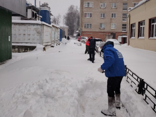 Молодежь Наро-Фоминска расчистила дорожки от снега для пожилых и мам с колясками