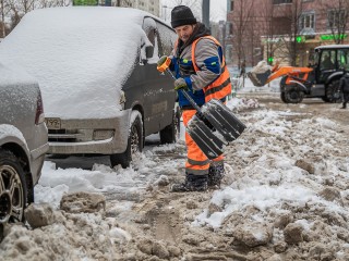 Коммунальщики Немчиновки расчистили дорогу и обнаружили под снегом автомобиль