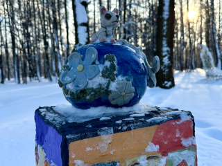 Историю Фрязина в керамических скульптурах можно увидеть в местном лесопарке