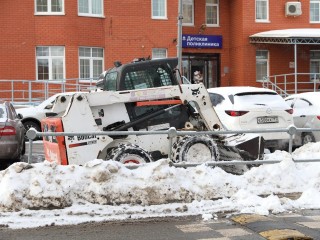 Дорогу к детской поликлинике в Долгопрудном чистят от снега