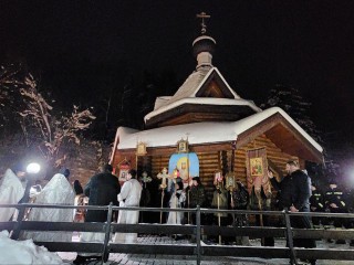 Одно из самых благоустроенных мест Подмосковья: прихожане храма под Дмитровом прошли очищение в местной иордани