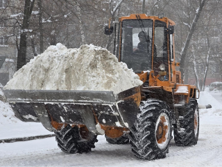 Более 60 человек и тяжелая техника: в Дзержинском идут масштабные работы по уборке снега