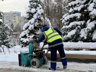 Снегопад не отпускает: сколько людей и техники бросили на уборку в Ленинском округе