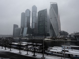 Пролетела примерно 40 этажей: льдина пробила крышу в «Москва-Сити»