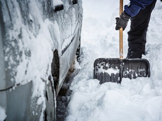 В Люберцах расчищенные парковочные места «резервируют» елками и коробками