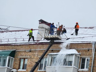 Сосулькам здесь не место: в Электростали чистят кровли от ледяных наростов