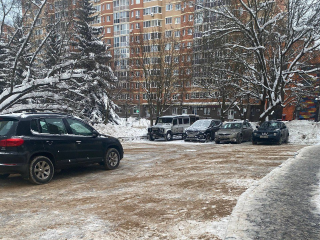 В Селятине усилиями коммунальщиков и жителей расчистили двор и автостоянку