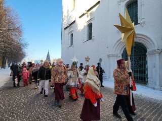 С колядками по кремлю: фестиваль народной музыки и театра собирает гостей