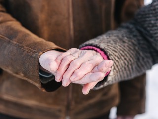 Мужчина, который переводил незнакомок через сугробы, стал героем соцсетей в Ногинске