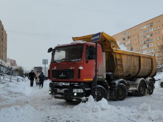 Коммунальщики Лобни продолжают уборку тротуаров и дворов