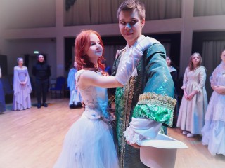 Танцевальная вечеринка в стиле средневековья и барокко собрала гостей всех возрастов в Пущине