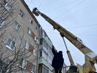 Около 60 специалистов и 5 вышек брошены на спасение прохожих Шатуры от сосулек