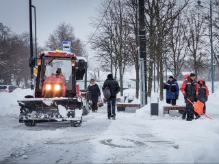 «Немного больше, чем обычно»: Бронницкие коммунальщики мобилизованы на борьбу с двухсуточным снегопадом