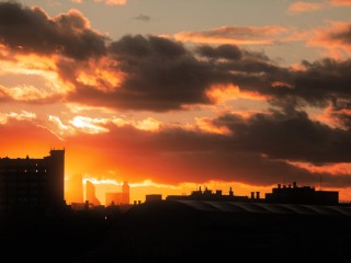 Первый закат 2026 года в Подмосковье — в цветах российского флага