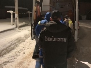 Спасатели вместо санитаров: в Шатуре пожарные помогли медикам госпитализировать пенсионерку