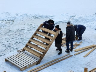 На Суворовских прудах подготавливают купель для крещенских купаний