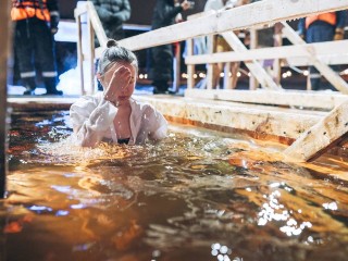 Щелковцы преодолели мороз и окунулись в ледяную воду под присмотром спасателей