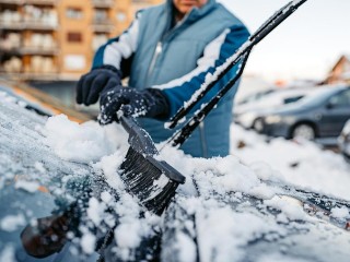 Как выбрать технику для уборки снега на парковке: подробный обзор инструментов и снаряжения