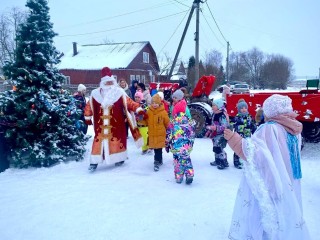 Дед Мороз рулит: снегопад заставил пересесть главного волшебника с саней на трактор