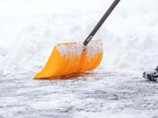 Жители сделали популярной в соцсетях пенсионерку, которая помогла рабочим убрать снег у дороги
