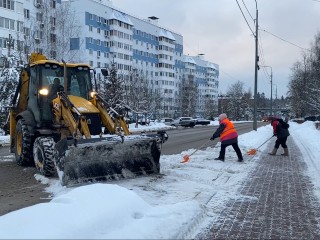 Власиха готовится к Рождеству: коммунальщики расчищают Соборную площадь от снега