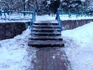 На улицах Юности и Дзержинского коммунальщики почистили от снега дворовые лестницы