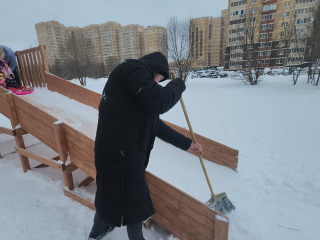В микрорайоне Хлебниково уборку снега превратили в зимний аттракцион для детей