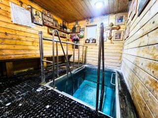 Купель у святого источника в деревне Глубоково принимает верующих в Крещение