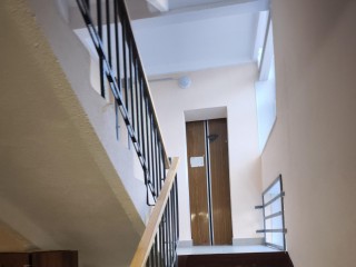 Жизнь возвращается: еще одна восстановленная девятиэтажка в Мариуполе скоро примет своих жильцов