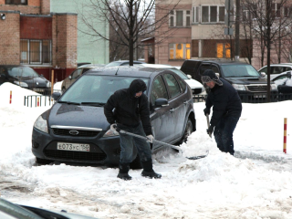 Выходи во двор с лопатой: молодогвардейцы Котельников зовут на помощь в уборке снега
