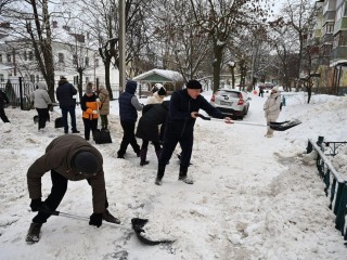 Сенную площадь и улицу Ворошилова расчистили чиновники Серпухова на субботнике