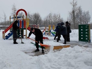 Масштабный субботник: почти 500 человек вышли расчистить наши дворы от снега