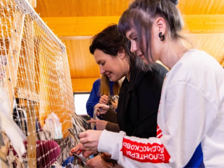 Мастер-класс по плетению маскировочных сетей прошел в молодежном центре «Шанс»