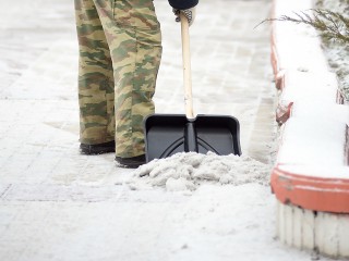 «Лопатопись»: дворник-перфекционист создал шедевр из снега в Химках