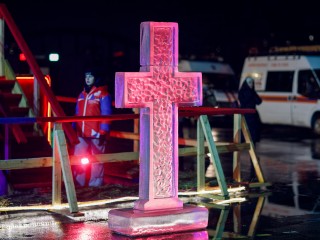 Жители Мытищ окунаются в открытые проруби под контролем спасателей