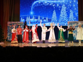 Напелись, натанцевались и посмотрели спектакль: в Долгопрудном устроили рождественский праздник для детей