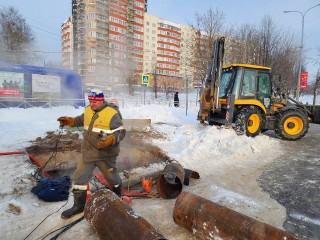 Утечка на теплотрассе на улице Дружбы локализована: проблемный участок заменили