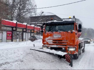 Коммунальные и дорожные службы Подольска убирают снег в режиме нон-стоп