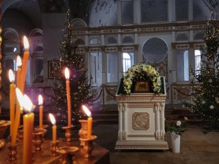 Аромат хвои и ладана: собор Михаила Архангела и Иерусалимскую церковь украсили к Рождеству