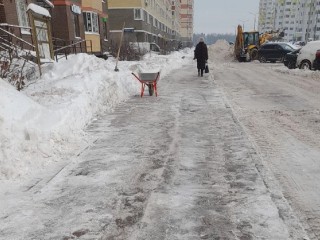 В Свердловском на Заречной улице почистили тротуары по просьбе жителей