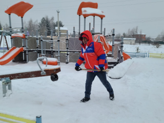 Не ждали приказа — взяли лопаты: волонтеры вышли на помощь коммунальщикам