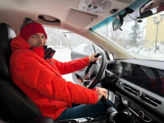 «Автошкола для своих»: как в подмосковных «Ясенках» помогают бойцам СВО сесть за руль