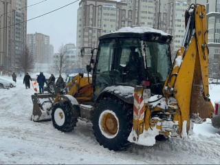 Откапывают машины и чистят дворы: жители Домодедова помогают коммунальщикам в снегопад
