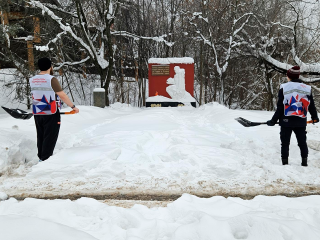 Волонтеры Долгопрудного расчистили от снега мемориал Великой Отечественной войны
