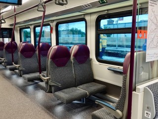 Пассажир пожаловался на занятые вещами сидения в электричках в час пик