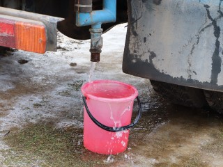 Жители Межшоссейного могут набрать питьевую воду в бочке у д. 4 на ул. Чистова