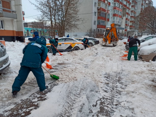 Более 200 человек и 40 единиц техники убирают снег в Королеве